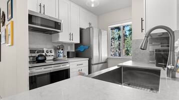 Een koelkast, een microgolfoven, een oven, een kookplaat