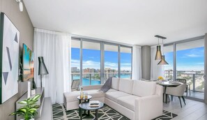 TV, offices - Corner Balcony-Enjoy 360° Views+ Near Beach+ Pool (Hollywood)