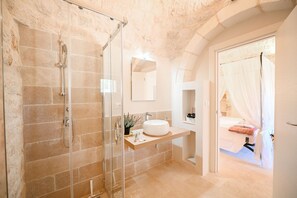 Een douche, een haardroger, handdoeken