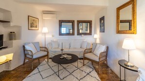A living room with a sofa set, a coffee table, and two lamps. - Mougins Collection - Authentic house - Old Village of Mougins (Mougins)