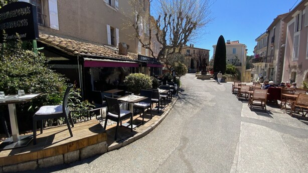 A street with outdoor seating at a restaurant, buildings on either side, and a clear sky. - Mougins Collection - Authentic house - Old Village of Mougins (Mougins)