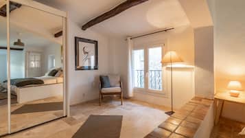 3 habitaciones, escritorio, tabla de planchar con plancha y wifi gratis