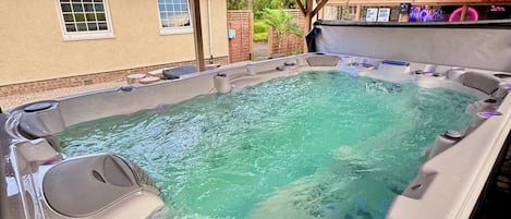Outdoor spa tub
