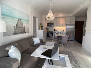 Een smart-tv, videogames, tafelvoetbal en een tafeltennistafel