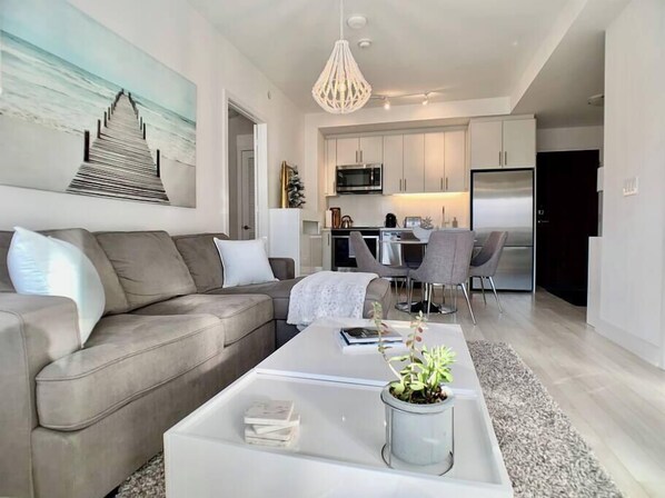 Smart-TV, Videospiele, Tischfußball, Tischtennisplatte