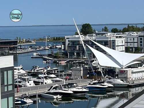 StunningStayz at Friday Harbour Resort A Marina-Golf 4 Season Lake Simcoe Escape