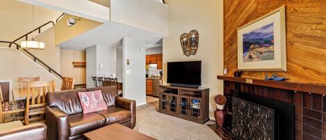 Televisión de pantalla plana y chimenea