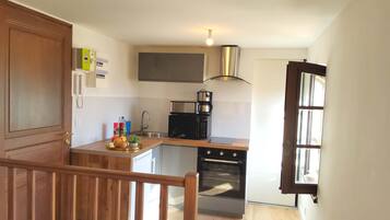 Réfrigérateur, micro-ondes, four, cafetiÚre/bouilloire