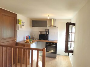 Fridge, microwave, oven, coffee/tea maker