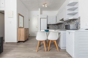 Fridge, oven, stovetop, coffee/tea maker