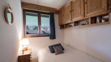 1 bedroom, iron/ironing board, bed sheets