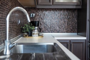 ثلاجة، فرن، موقد طهي مسطح، ماكينة لصنع القهوة/الشاي