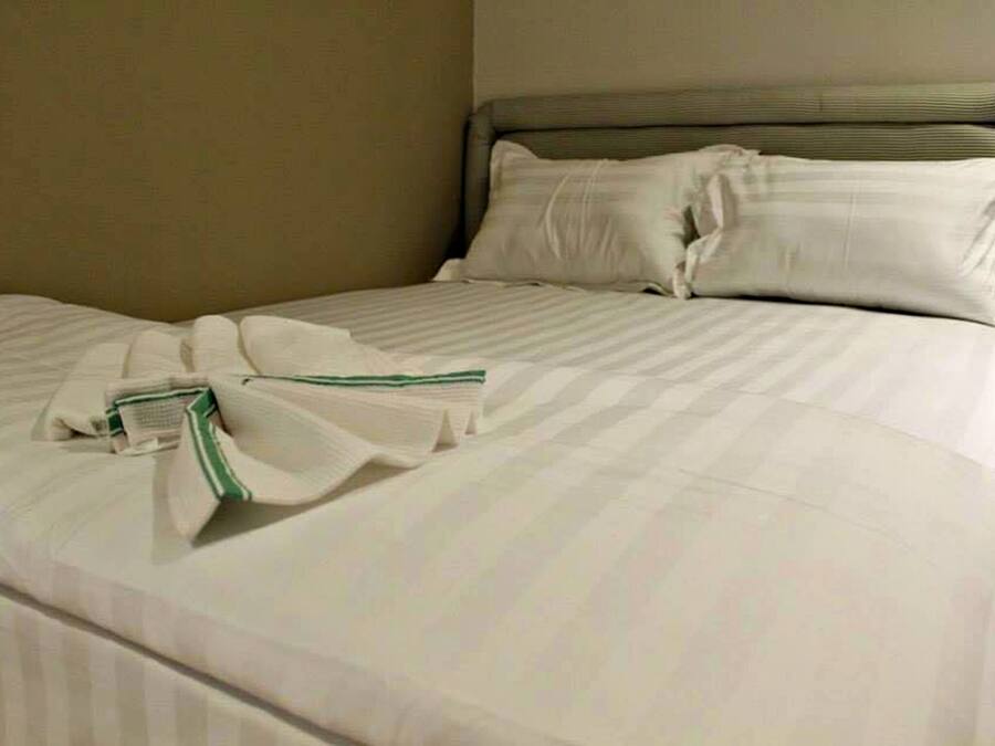 Rom – basic | Skrivebord, strykejern/-brett og sengetøy