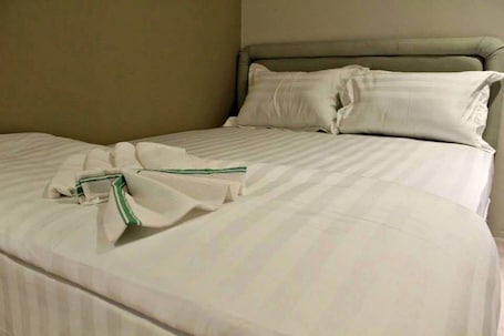 Escritorio, tabla de planchar con plancha y ropa de cama . Lodge 37