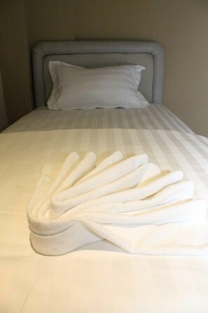 Basic Twin Room | Desk, iron/ironing board, bed sheets - Lodge 37 (Ranau)
