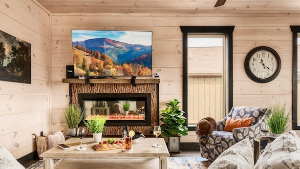 Una sala de estar acogedora con chimenea, televisor y asientos cómodos.