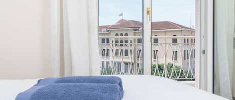 4 slaapkamers, een strijkplank/strijkijzer, reisbedje, gratis wifi