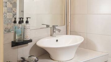 Een douche, een haardroger, handdoeken