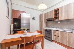 Fridge, microwave, oven, stovetop - Houseloft Forum Premium (Thessaloniki)