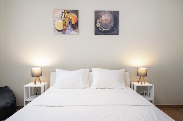 5 chambres, fer et planche à repasser, lit de bébé portatif