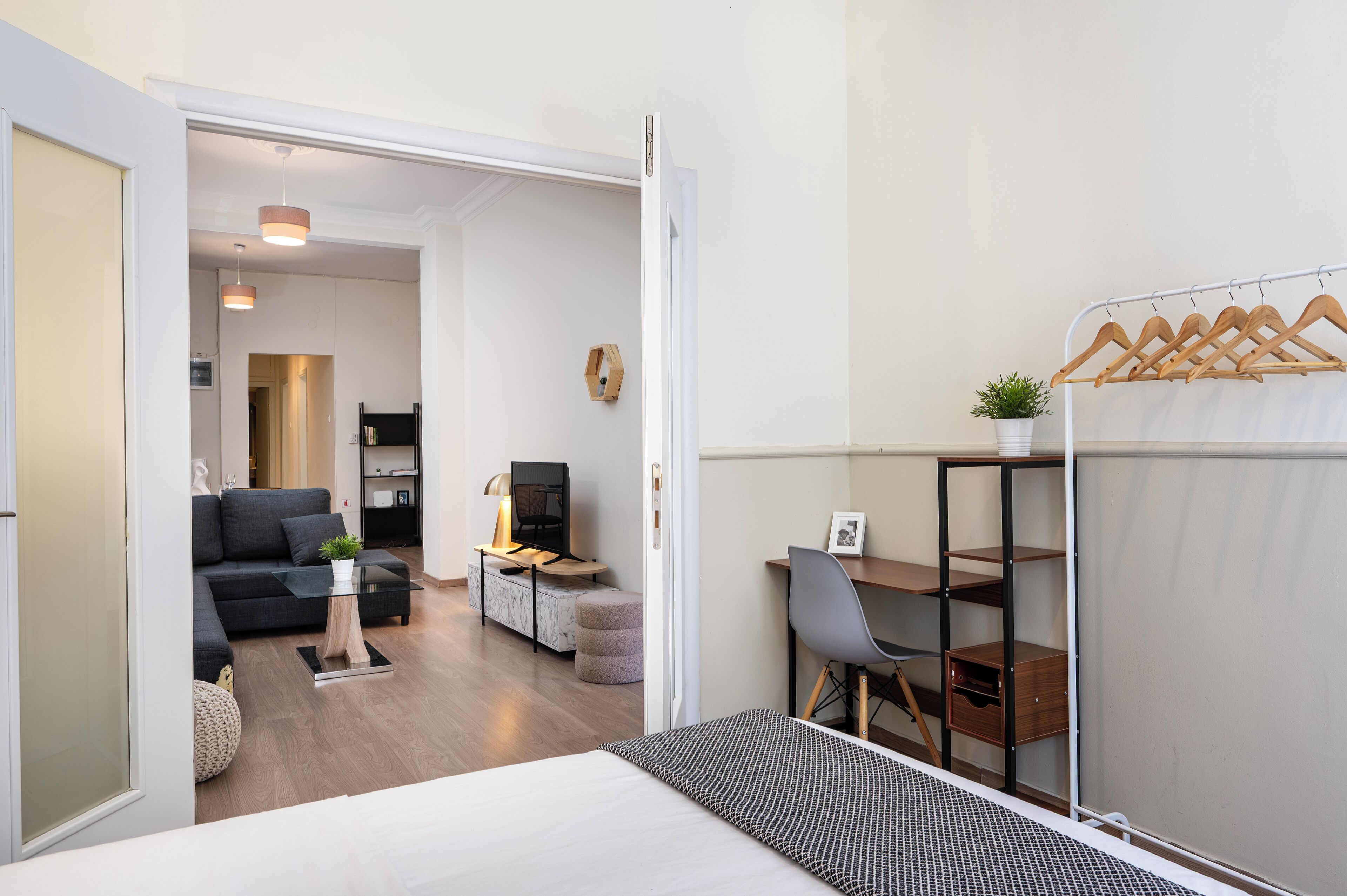 5 chambres, fer et planche à repasser, lit de bébé portatif