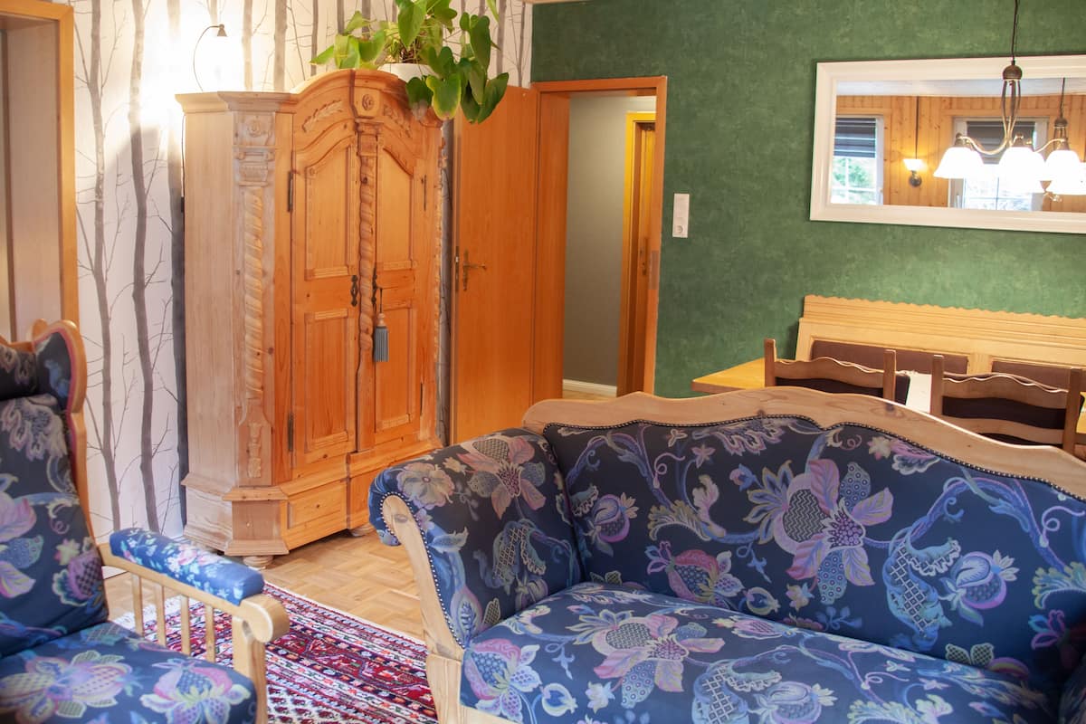 Comfort suite | Woonkamer | Een 70-inch flatscreentelevisie met satellietzenders en een televisie