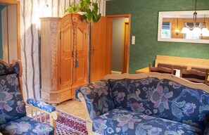 Suite Confort | Sala de estar | Televisión de pantalla plana de 70 pulgadas con canales vía satélite 