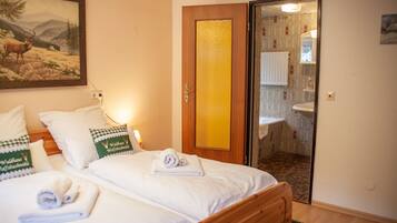 Comfort-Doppelzimmer | Badezimmer | Haartrockner, Handtücher, Seife, Shampoo