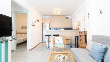 Televisión, chimenea y libros