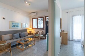 Fernseher, Kamin, Bücher