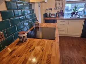 Fridge, microwave, oven, stovetop - Traditional North Welsh Slate Miners Cottage (Glanypwll)