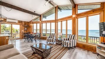 Televisión, chimenea y estéreo