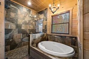 Douche, baignoire à remous, serviettes fournies