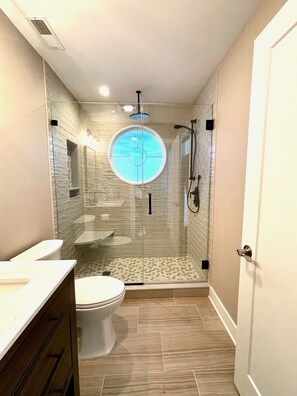 Combined shower/bathtub, towels