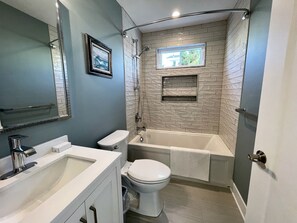 Combined shower/bathtub, towels - Stunning  Townhome, Private Elevator, Expansive Bay Views! (Sea Isle City)