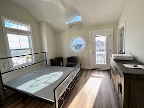 6 bedrooms, desk, free WiFi, bed sheets