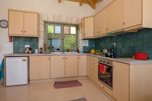 ثلاجة، فرن، موقد طهي مسطح، ماكينة لصنع القهوة/الشاي