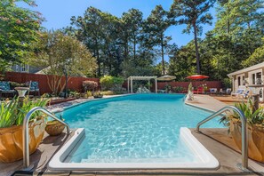 Outdoor pool - Beautiful 5bd Home with Pool Near LakePoint Sports (Cartersville)