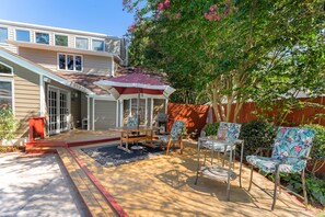 Outdoor dining - Beautiful 5bd Home with Pool Near LakePoint Sports (Cartersville)