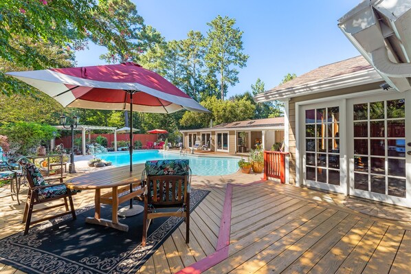 Outdoor pool - Beautiful 5bd Home with Pool Near LakePoint Sports (Cartersville)