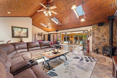 Beautiful 5bd Home with Pool Near LakePoint Sports