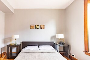2 bedrooms, desk, iron/ironing board, travel cot - 31+Day Stay. 15min dr to Med District, W/S Loop. 20min dr to Museums, MDWAirport (Chicago)