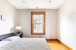 2 chambres, bureau, fer et planche à repasser, lit de bébé portatif