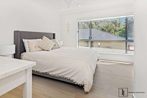 3 bedrooms, iron/ironing board, WiFi, bed sheets - Flat Walk to Beach & Shops, WiFi | Bay Dream (Malua Bay)