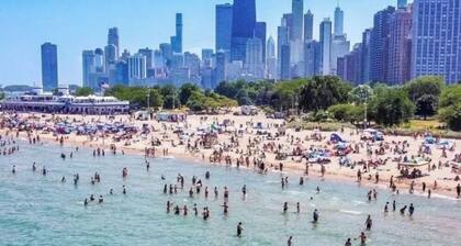 Wicker Park Haven. 3-Levels. 11Beds.10min walk to Train. Rooftop+Spa Bath+Garage