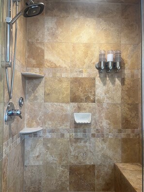 Shower, jetted bath, hair dryer, towels - 3-Levels.11Beds.Sleeps 20. 10min walk to Train. Rooftop+Spa Bath+Garage. (Chicago)