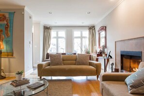 スマートテレビ、暖炉、DVD プレーヤー、書庫