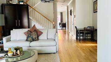 Smart TV, chimenea, reproductor de DVD y libros