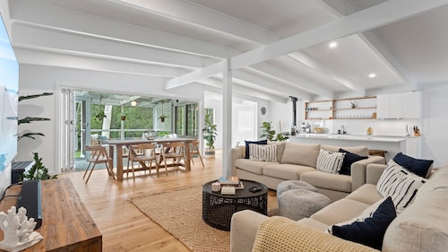 The Bay Haus - Luxury Escape with Private Pool, minutes to Jervis Bay's beaches