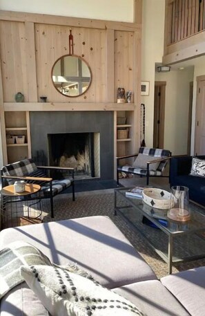 Televisión y chimenea 